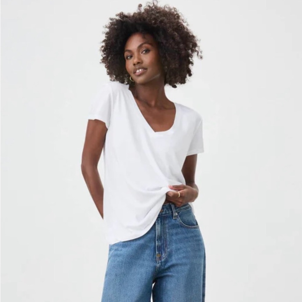 Splendid Women’s V-Neck Tee, White, Size Medium, New with tags